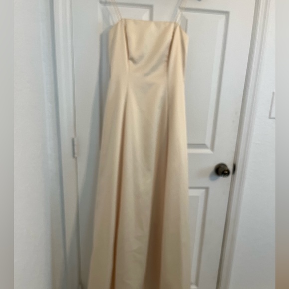 Niki Livas - gown satin cream color size 4 - Picture 4 of 9